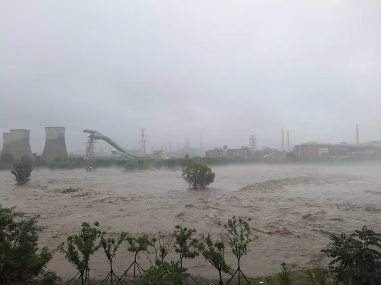 China enfrenta inundações e tragédia humana com Tufão Doksuri (Costfoto/NurPhoto/Getty Images)