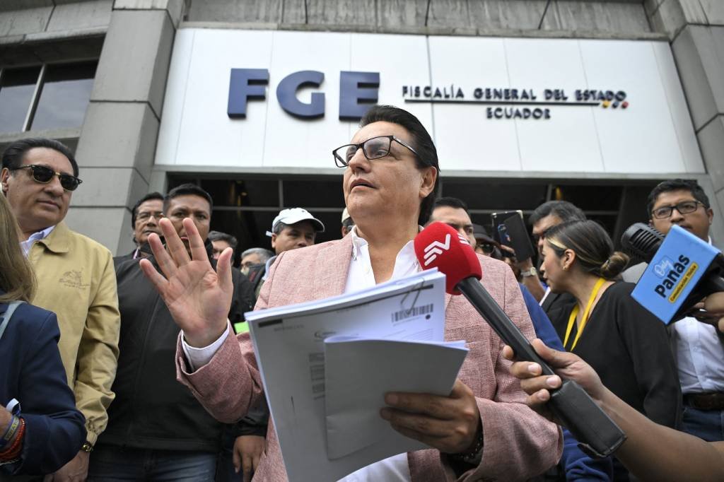 Fernando Villavicencio durante campanha eleitoral no Equador; ele foi assassinado dias antes da votação do 1º turno (Rodrigo BUENDIA / AFP/Getty Images)