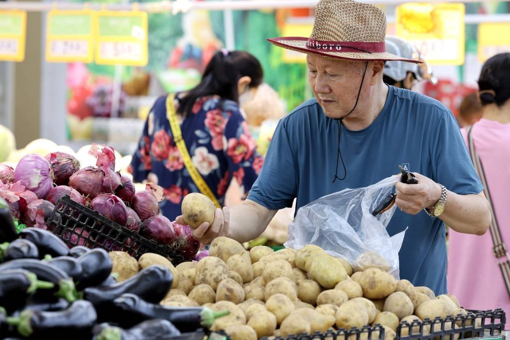 Consumo na China: cliente escolhe vegetais em supermercado em Zaozhuang (Costfoto/NurPhoto/Getty Images)
