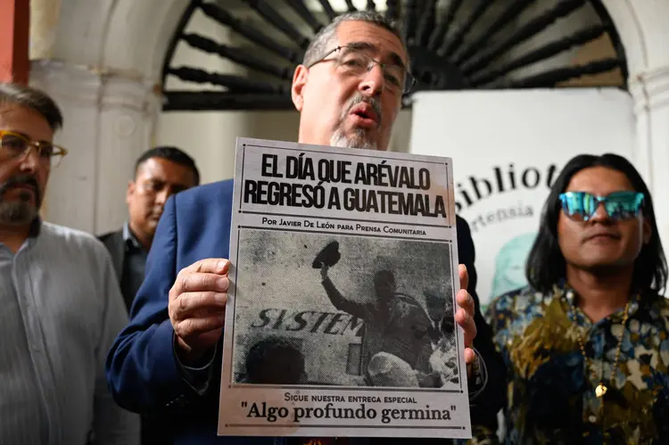 Bernardo Arévalo: em 28 de agosto, o partido foi desabilitado pelo diretor do Registro de Cidadãos (registro eleitoral), que acatou uma ordem judicial (Johan Ordonez/Getty Images)