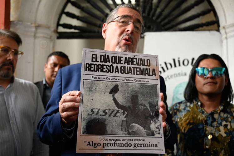 Às vésperas da posse, em 14 de janeiro, a crise apresenta pelo menos três cenários, segundo os analistas (Johan Ordonez/Getty Images)