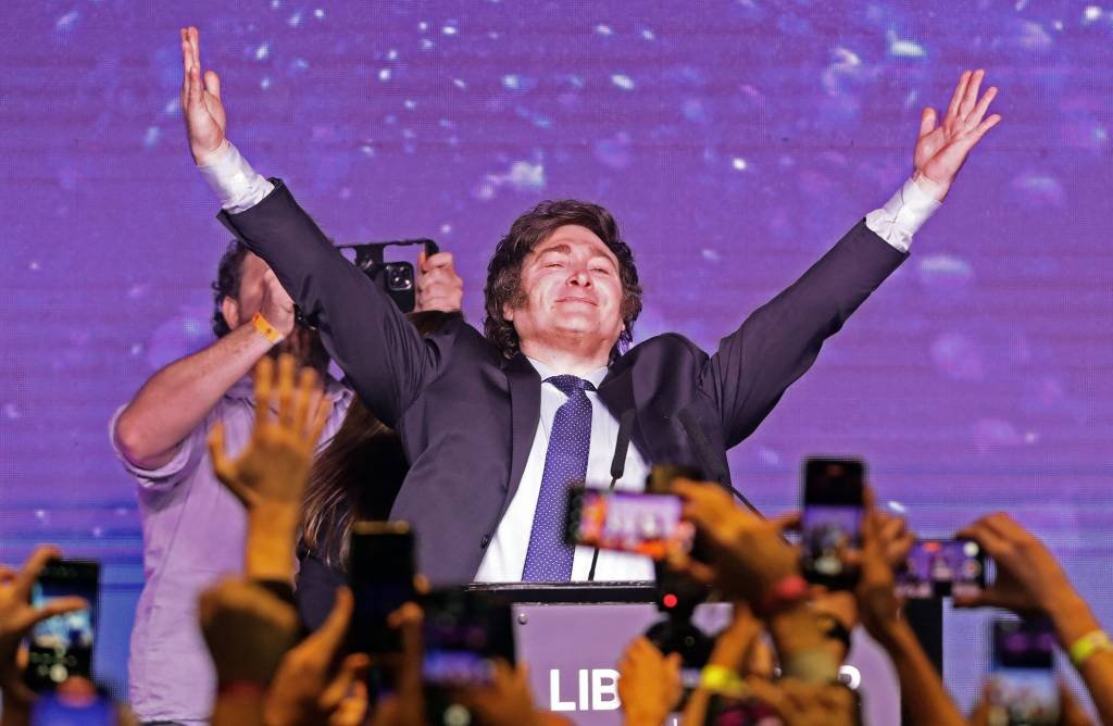 Javier Milei: o que pode levar a Argentina a eleger um candidato que diz  ser contra todos | Exame