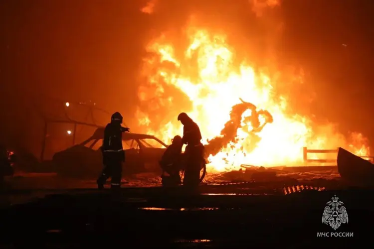 Imagens compartilhadas pela Agência Nacional de Gestão de Emergências da Mongólia (NEMA) mostraram serviços de emergência no local do incêndio (Anadolu Agency/Getty Images)