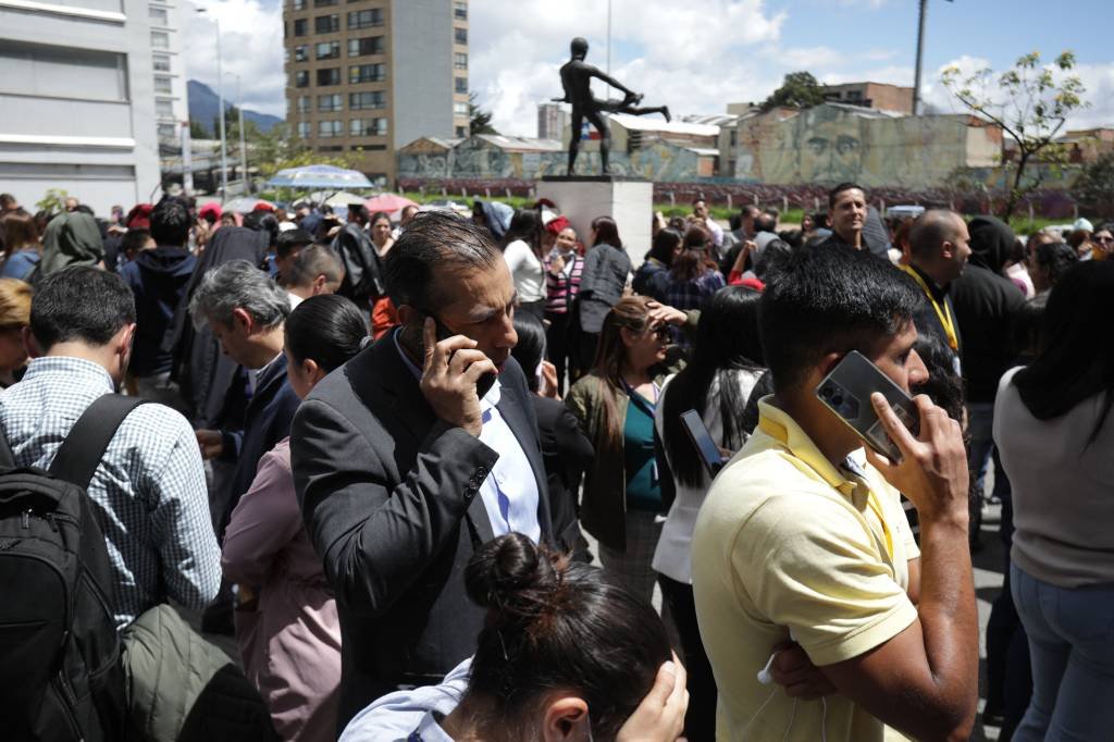 Terremoto na Colombia: pessoas aguardam na rua em Bogotá após deixarem prédios (Juan Pablo Pino/AFP)