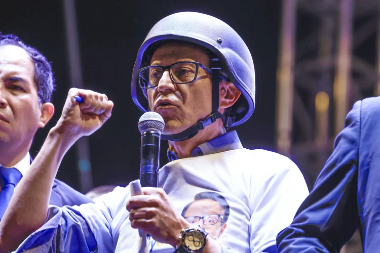 Christian Zurita, candidato à presidente, discursa em comício em Quito, usando capacete (Agencia Press South/Getty Images)