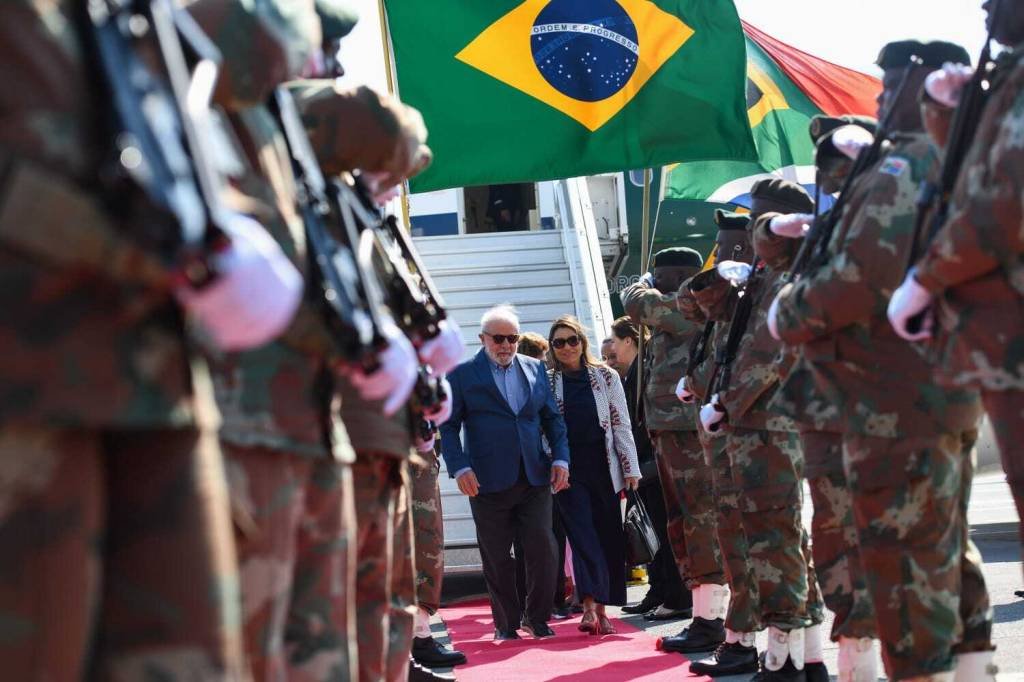 G20: O presidente Luiz Inácio Lula da Silva recebeu, no último domingo, 10, das mãos do primeiro-ministro da Índia, Narendra Modi, o martelo que simboliza o comando do G20 (Anadolu Agency/Getty Images)