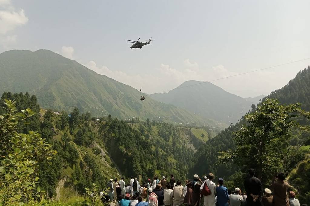 Helicóptero e tirolesa: como foi o resgate das oito pessoas do teleférico no Paquistão?