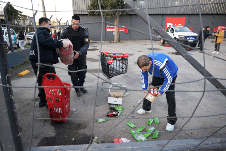 Argentina: supermercados sofreram saques em Buenos Aires.  (Juan MABROMATA/Getty Images)