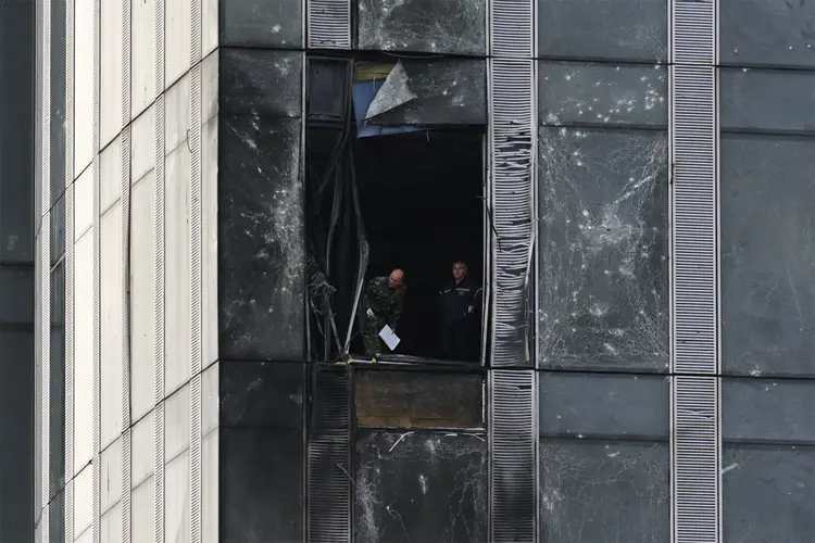 Moscou: prefeito da cidade, Serguei Sobianin, disse que várias janelas de dois edifícios foram danificadas e que os serviços de emergência inspecionaram o local. (NATALIA KOLESNIKOVA/AFP/Getty Images)