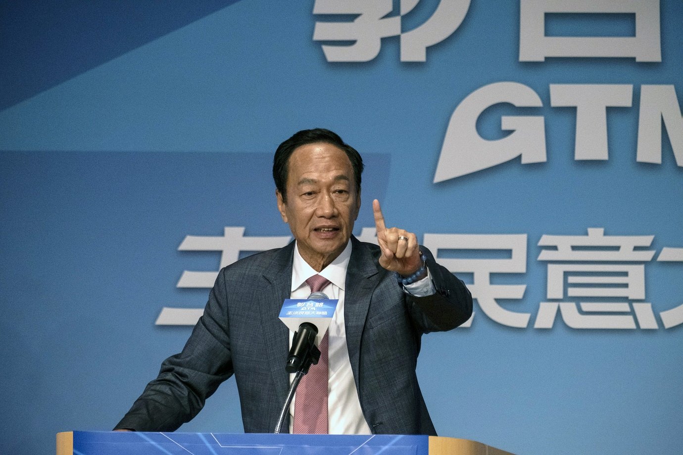 Por que o bilionário fundador da Foxconn deixou a empresa?