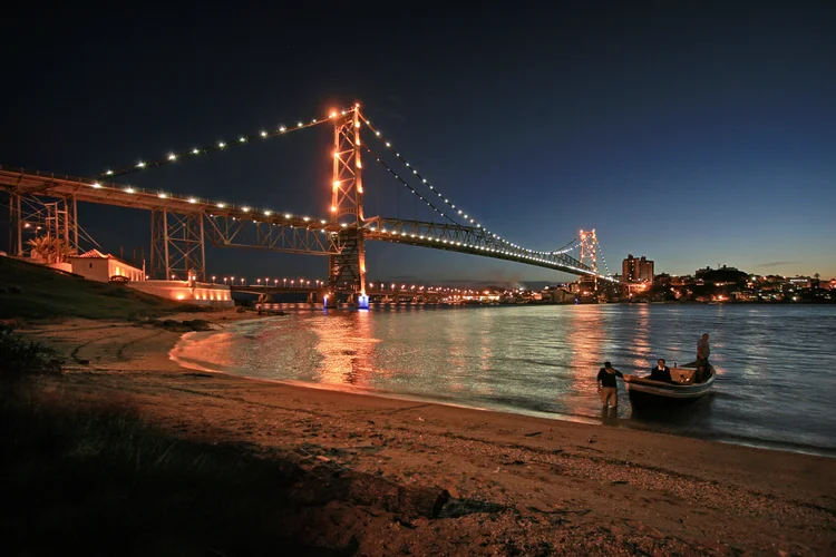 O livro “Ponte para o Mundo: uma jornada pelo ecossistema de internacionalização” será lançado em Santa Catarina nesta quarta-feira e é como um guia prático às empresas do setor tecnológico que querem se internacionalizar (Getty Images/Divulgação)