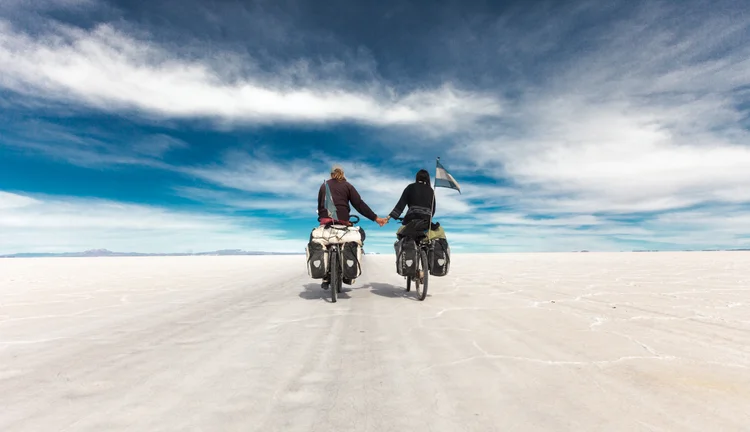 O Salar de Uyuni, na Bolívia, é o maior do mundo e oferece uma experiência única. (Harry Kikstra/Getty Images)