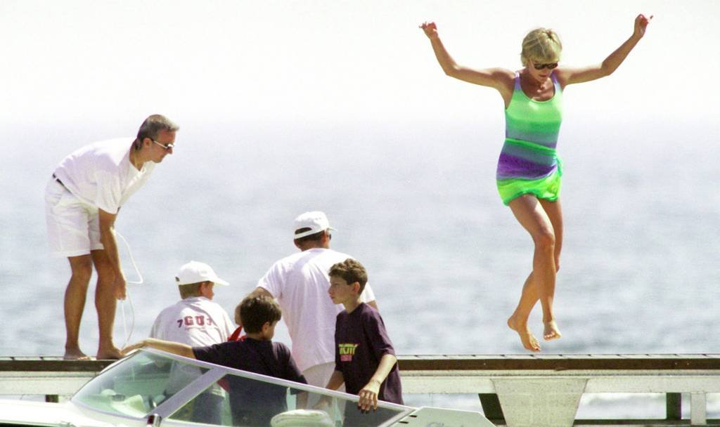 Iate considerado o mais rápido do mundo afunda; Bruce Willis e princesa Diana já foram passageiros