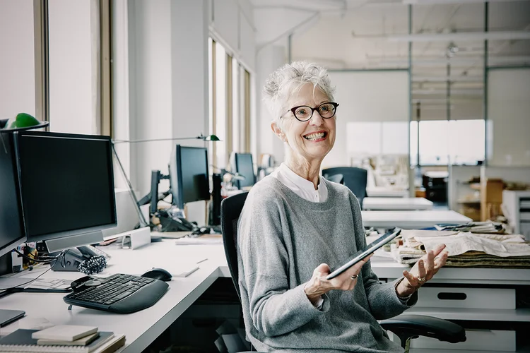 Globalmente, cerca de 150 milhões de empregos serão transferidos para trabalhadores com 55 anos ou mais até o final da década, de acordo com a pesquisa da Bain & Company (Thomas Barwick/Getty Images)