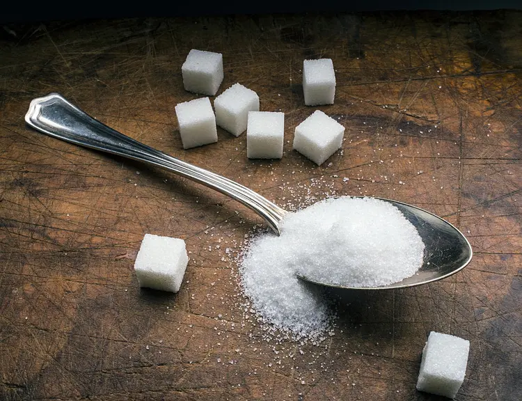 O açúcar é universalmente reconhecido como uma fonte primária de energia para o organismo humano e é um componente essencial na produção industrial de fermentados (ATU Images/Getty Images)