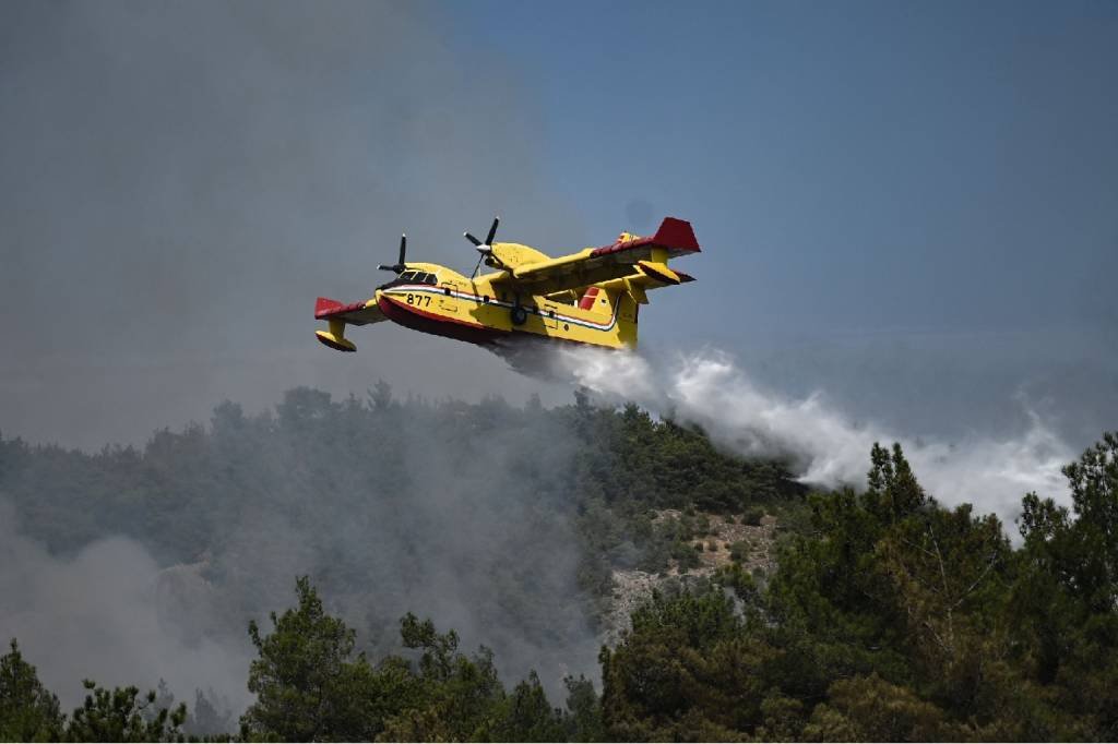 Incêndio florestal na Grécia é o maior já registrado na UE; ao menos 21 pessoas morreram