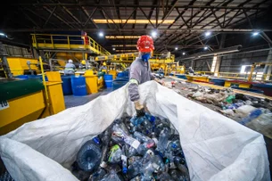 EXCLUSIVO: projeto transforma coleta de plástico em créditos verdes e gera renda para catadores