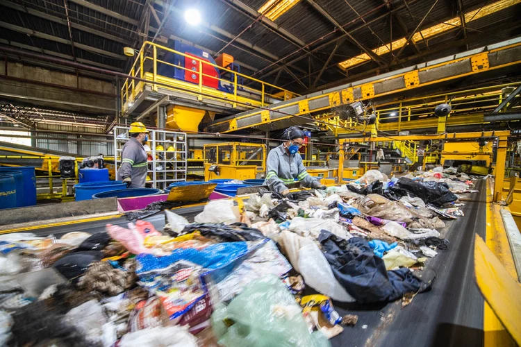 Centro de reciclagem de lixo: custo global de lidar com resíduos sólidos alcança 640 bilhões de dólares (Leandro Fonseca/Exame)