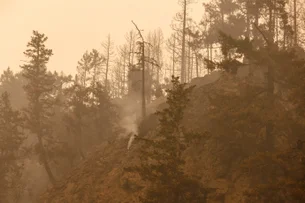 Mais de 9 mil pessoas deixam suas casas devido a incêndio florestal no Canadá