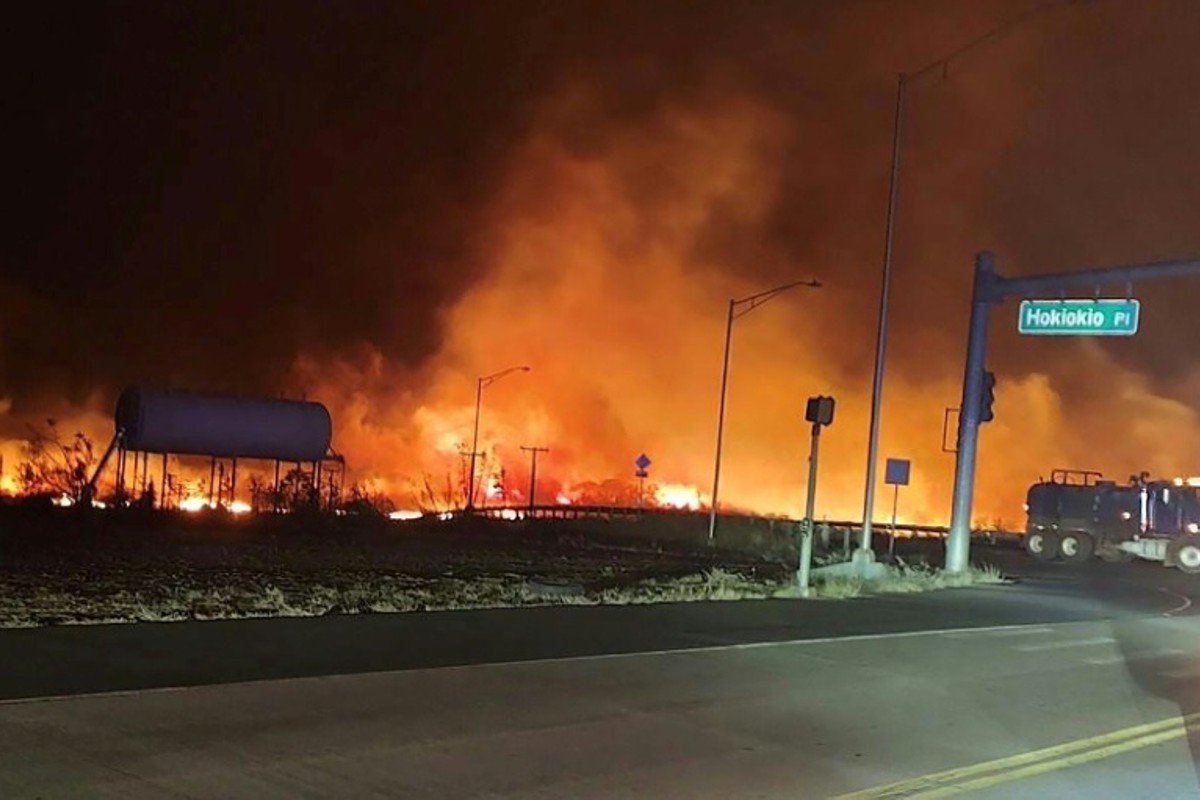 Incêndios florestais no Havaí levam à retirada de pessoas e a resgates aquáticos