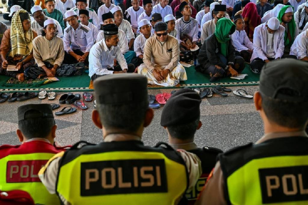Indonésia: governo de Achém determinou que homens e mulheres sem parentesco "não se reúnam em espaços públicos" (Agence France-Presse/AFP)