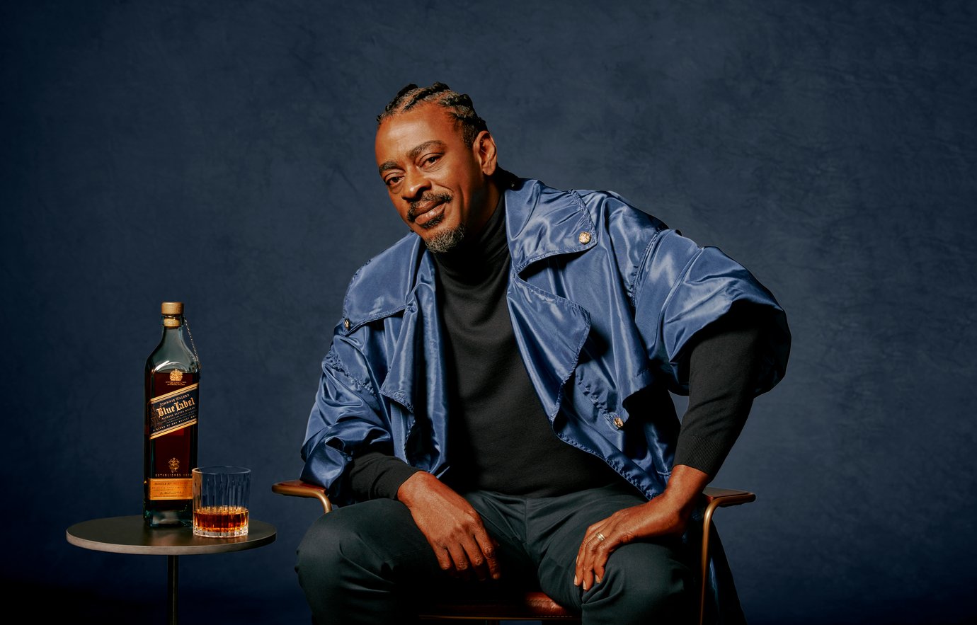 Johnnie Walker Blue Label apresenta novo conceito 'Merece um Blue' em campanha com Seu Jorge