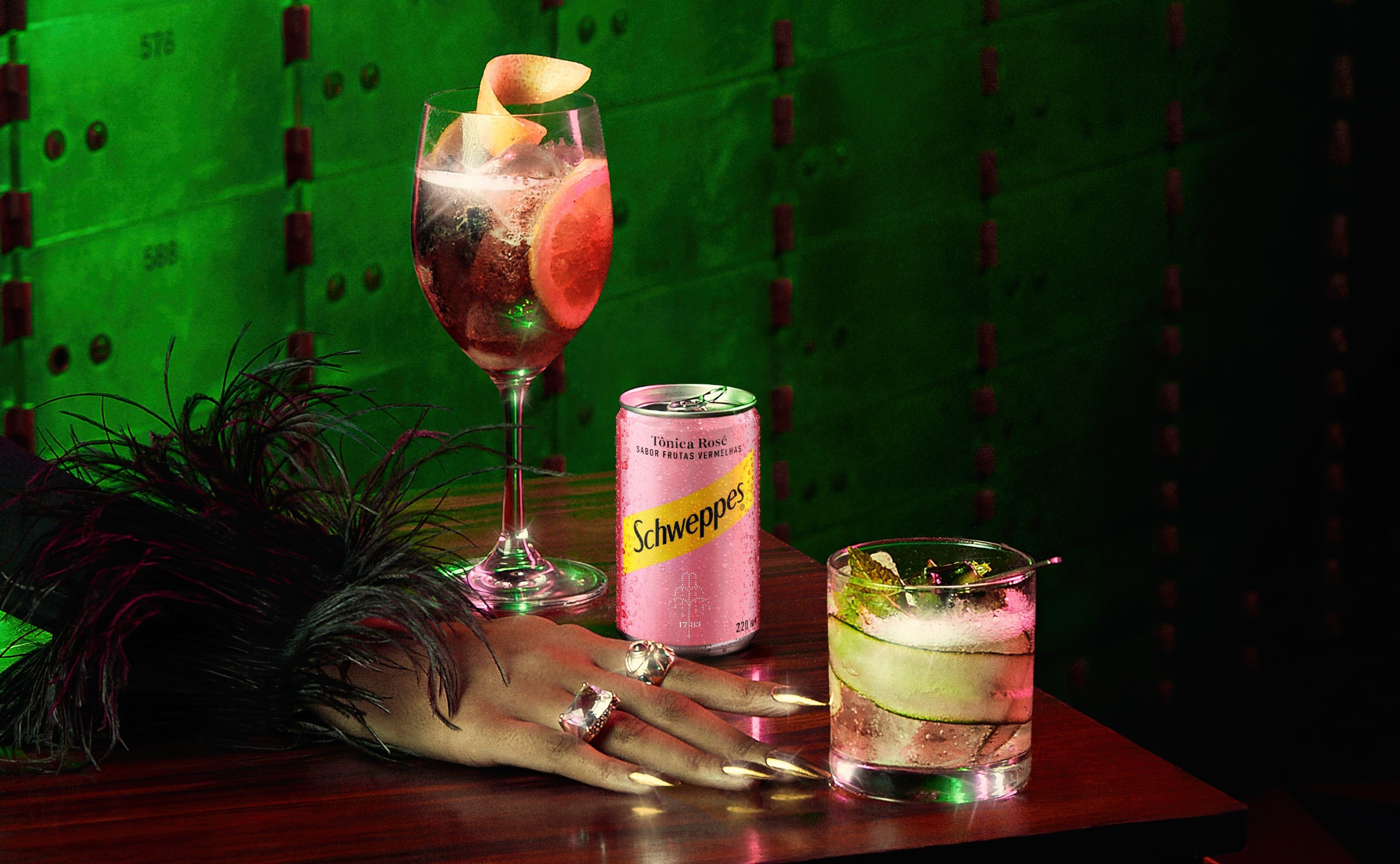 Schweppes traz tônica rosé para o Brasil, ideal para harmonizar com gin e vodka