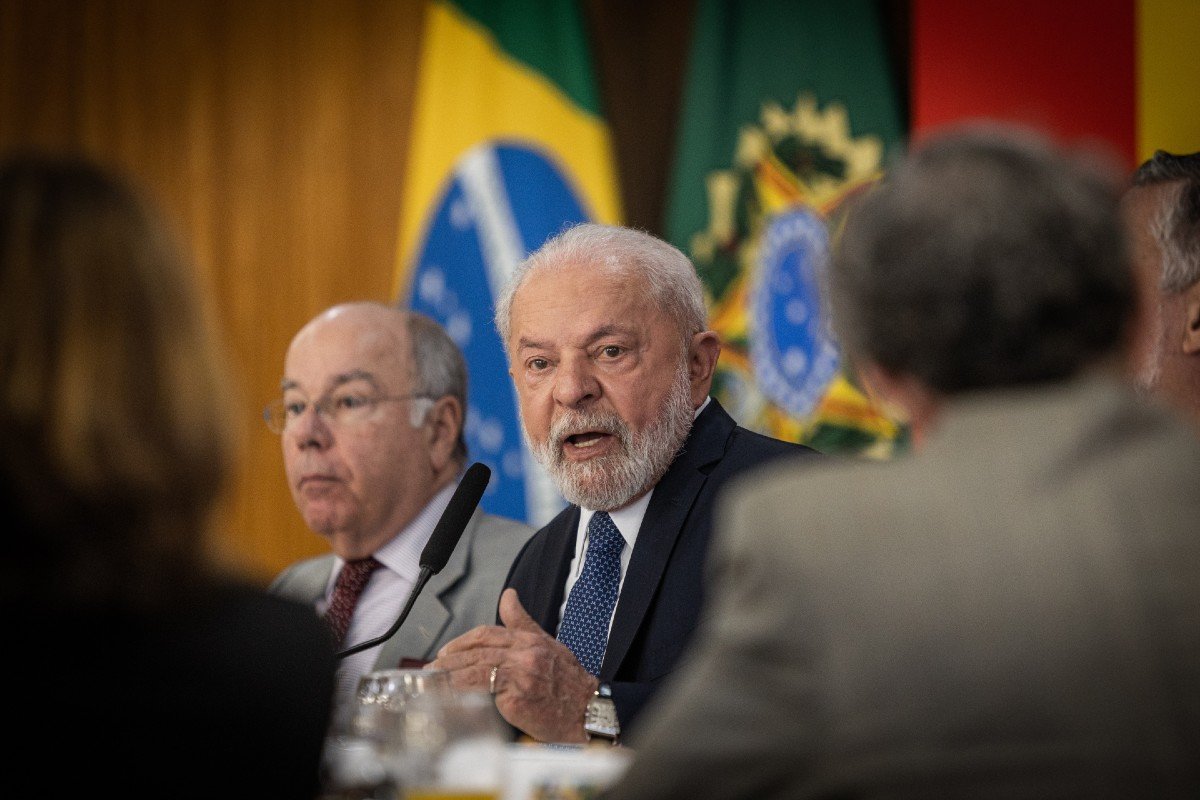 PF suspende agente que participou da condução coercitiva de Lula