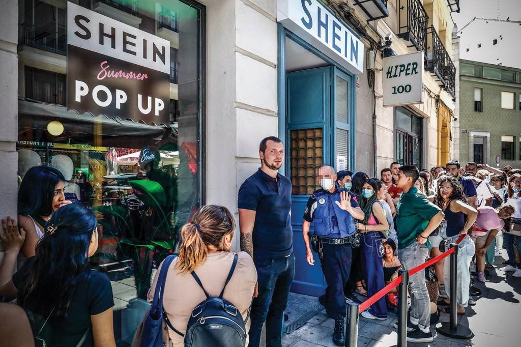 Loja física da Shein, em Madri, na Espanha:  empresa fechou parceria para ter 2 mil fábricas produzindo 85% de seus produtos (Cezaro De Luca/Europa Press/Getty Images)