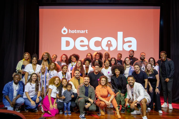 Alunos, professores e realizadores do Hotmart Decola reunidos 
no evento de encerramento
 (Hotmart/Divulgação)