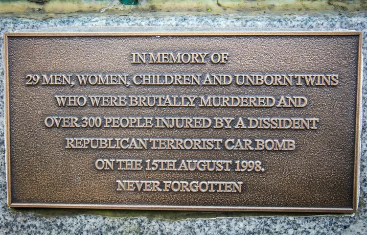 Placa de homenagem às vítimas do atentado no centro da cidade de Omagh (AFP/AFP)