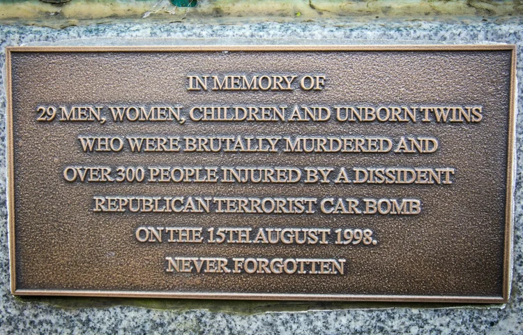 Placa de homenagem às vítimas do atentado no centro da cidade de Omagh (AFP/AFP)