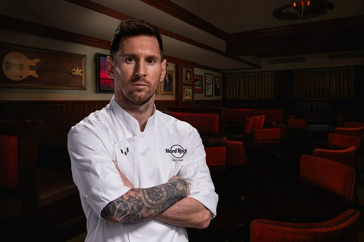 Lionel Messi assina cardápio do Hard Rock.  (Hard Rock International/Divulgação)