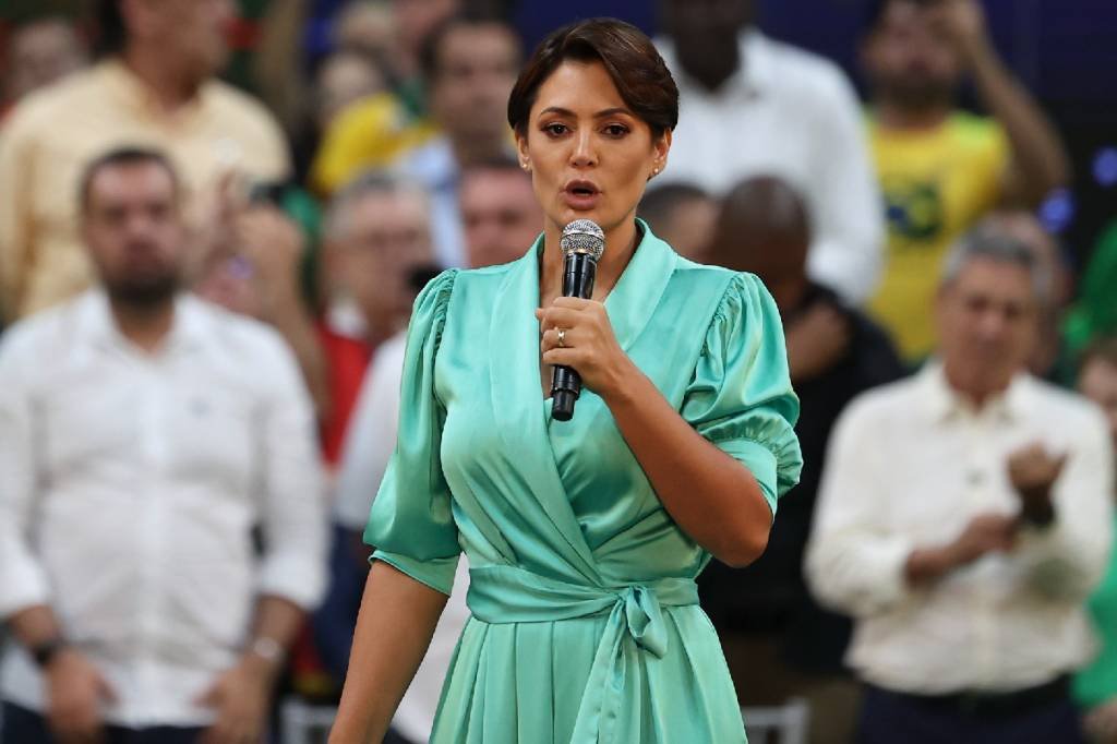 Michelle Bolsonaro é homenageada após vereador pegar empréstimo para alugar teatro