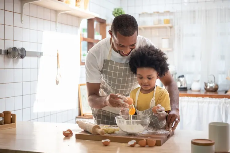 Dia dos Pais: preparar receitas especiais pode ser uma boa opção para celebrar a data em família (eggeeggjiew/Getty Images)