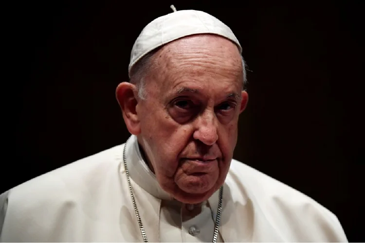 Papa Francisco falou à multidão reunida na Praça de São Pedro, no Vaticano, após a oração dominical do Angelus (Clément MELKI/AFP)