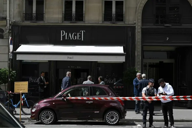 Assalto: um dos criminosos estava armado e nenhuma pessoa ficou ferida na loja (Agence France-Presse/AFP)