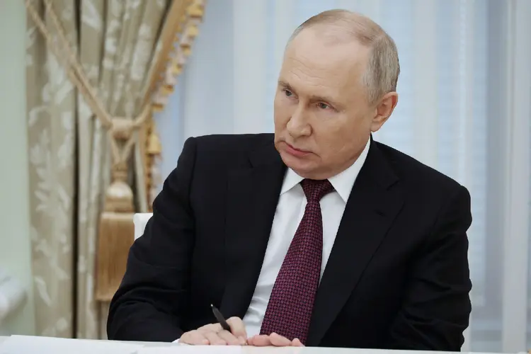 Putin: "Vou dizer o que estamos dizendo sobre este assunto e o que estamos transmitindo aos líderes americanos. Se realmente querem parar de lutar, devem parar de fornecer armas" (Mikhail Klimentyev/Getty Images)