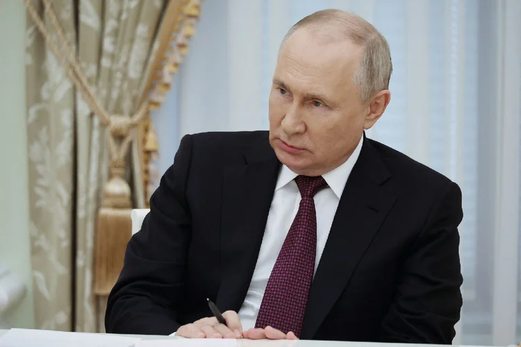 Putin, de 71 anos, enfrenta três rivais simbólicos de partidos amigos do Kremlin, que se abstiveram de qualquer crítica a ele ou à invasão da Ucrânia (Mikhail Klimentyev/Getty Images)