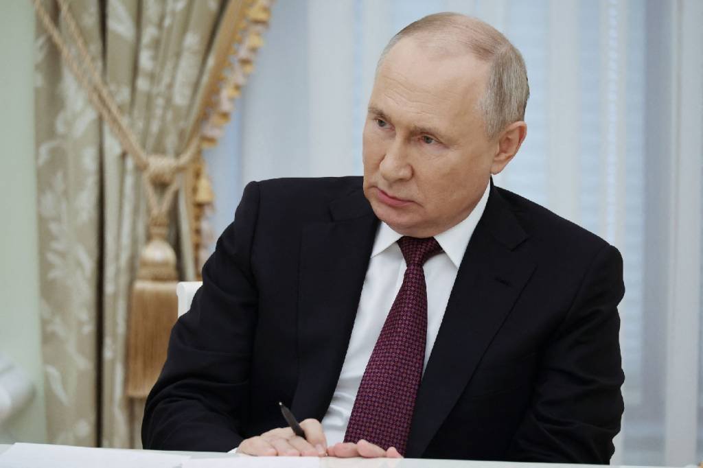 Putin diz ao Ocidente que é 'impossível' derrotar a Rússia na Ucrânia