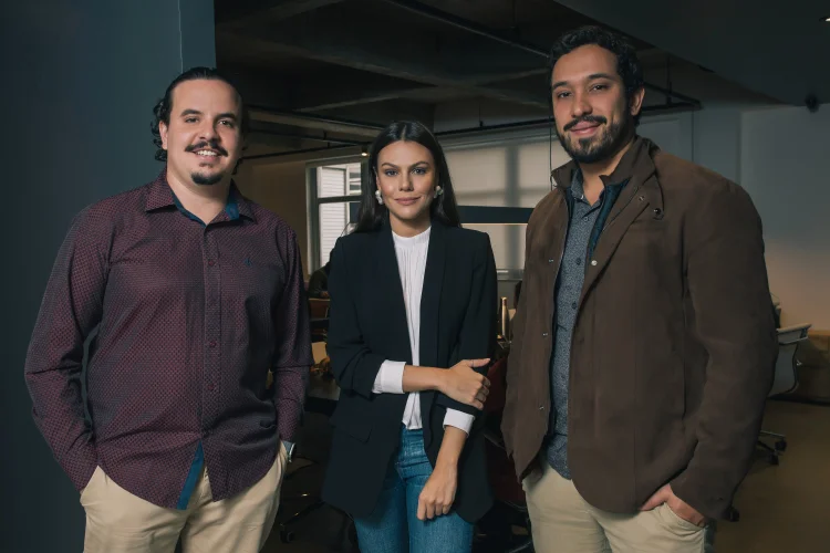 Yago Almeida, Bárbara Siqueira e Diego Moura, da Olho no Carro: empresa quer lançar novos produtos para manter o cliente consumindo na plataforma (Olho no Carro/Divulgação)