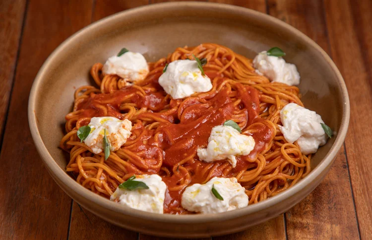 Massa: tagiolini ao pomodoro e stracciatella, do Lolla. (Ricardo Dangelo/Divulgação)