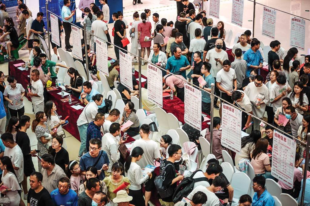 Desemprego na China: cidadãos buscam trabalho em feira de vagas em Tengzhou (VCG/Getty Images)