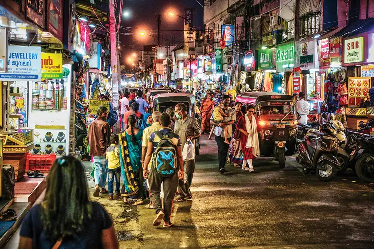 Rua de comércio em Thiruvananthapuram, no sul da Índia: a reforma levou milhões de negócios a se formalizarem (Creative Touch Imaging Ltd./NurPhoto/Getty Images)