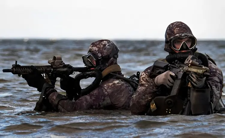 SEALs da Marinha enquanto realizam treinamento de operações de mergulho no Oceano Atlântico, em 29 de maio de 2019.
Primeiro Sargento da Marinha Jayme Pastoric/Exército dos Estados Unidos. (SEALS/Divulgação)