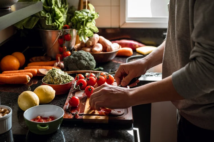 Alimentação: consumo de água e de frutas e verduras diariamente é essencial para quem busca um estilo de vida saudável  (Wesley Soares Ferraccini/Getty Images)