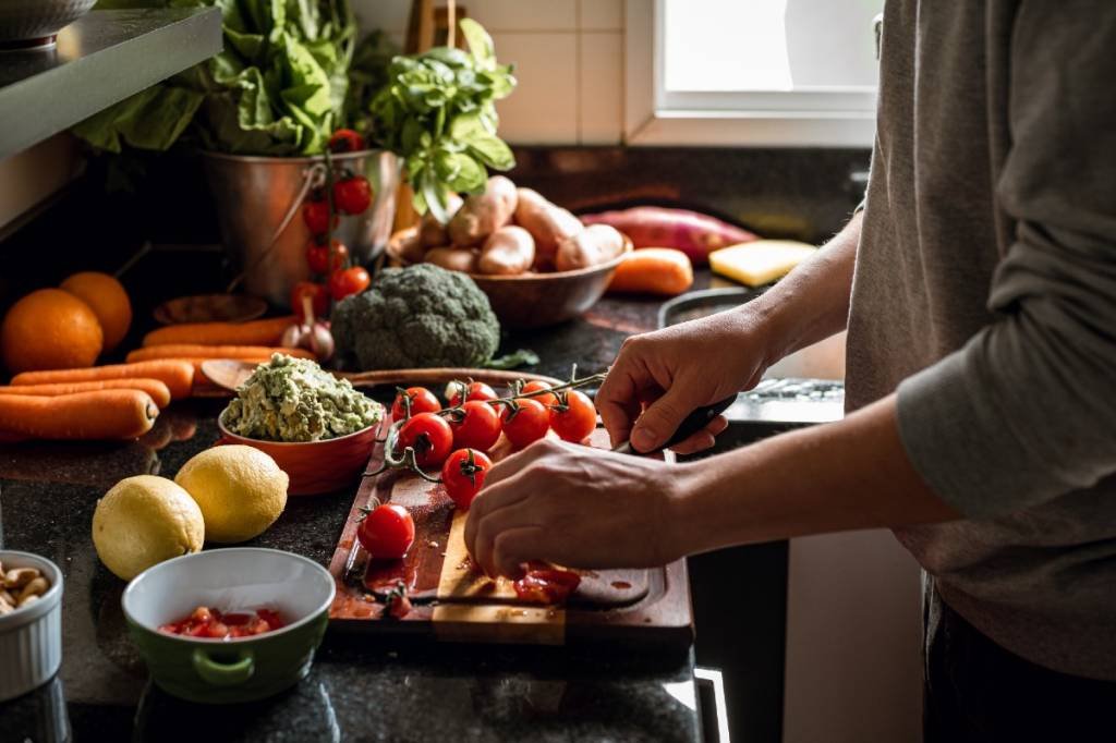 Comer bem e com saúde: conheça 5 maneiras simples para ter uma alimentação adequada