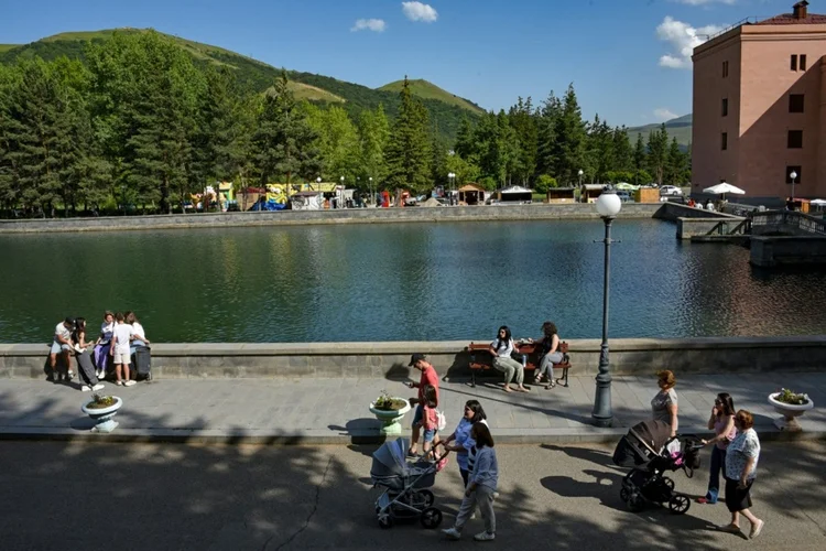 Jermuk, conhecida por suas águas termais, na Armênia, em 19 de julho de 2023 (Irakli Metreveli/AFP)