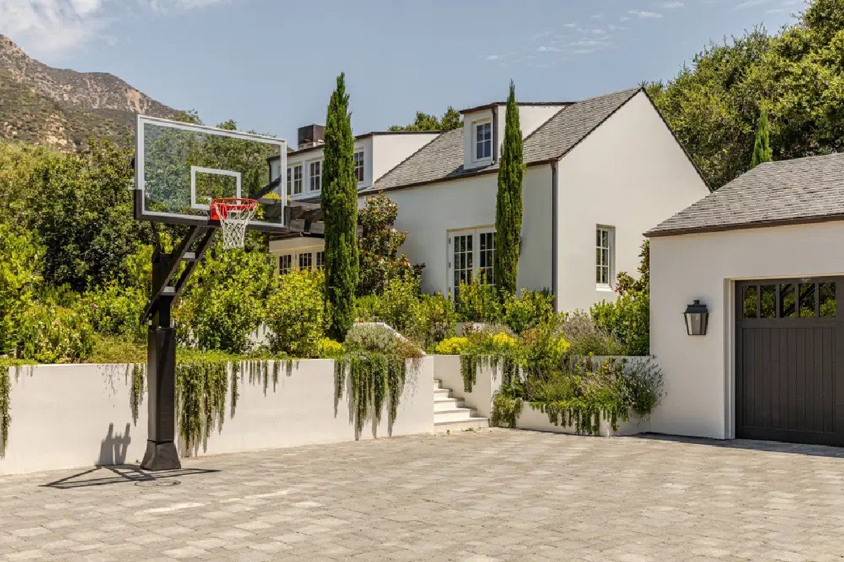 Quadra de basquete fora da casa de hóspedes