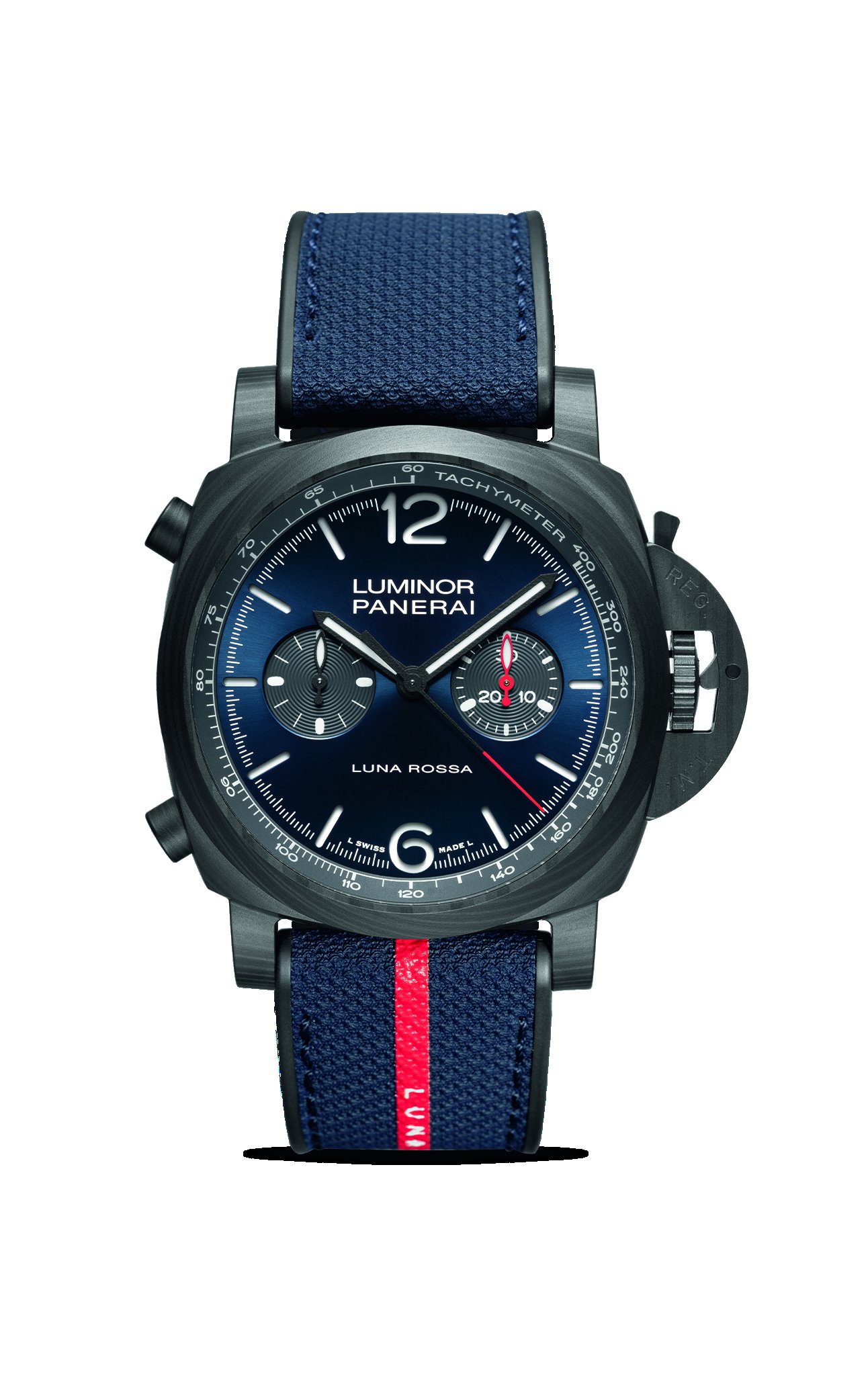 Um recorte da aventura de navegação para os apaixonados pela Maison de alta relojoaria italiana, a Panerai apresenta o Luminor Luna Rossa Chrono Carbotech uma edição “Experience” que permitirá aos proprietários do relógio participar de uma experiência de imersão com curadoria específica da Maison. Com uma caixa Carbotech de 44 mm e mostrador azul escovado, o relógio irá adquirir ao longo do tempo uma aparência específica, conforme o seu uso.
A estrutura do Carbotech é projetada para apurar a estética e o desempenho do material onde folhas finas de fibras de carbono são comprimidas a uma temperatura controlada sob alta pressão junto com um polímero de alta qualidade, PEEK (Poliéter Éter Cetona), uma liga de material composto, tornando-o mais forte e durável. Em homenagem à experiência de velejar, o Luminor Luna Rossa Chrono também apresenta a Escala de Taquímetro de Velocidade, para medir a velocidade média do veleiro ao longo de uma distância definida.
A edição especial “Experience” é limitada a 37 peças para comemorar a 37ª edição da Copa América em 2024. Na compra do PAM01519, o proprietário do relógio terá acesso a uma experiência especial em Cagliari, Itália. Juntamente com a equipe do Luna Rossa Prada Pirelli, os participantes terão a oportunidade de mergulhar em diversas atividades e workshops ligados ao mundo da vela e do mar. Cada participante da experiência Luna Rossa também receberá um NFT contendo informações de sua experiência, um cartão de treinamento específico, informações técnicas sobre o relógio, um livreto de garantia e, finalmente, uma obra de arte criada especificamente pelo Estúdio Panerai. R$ 283.100